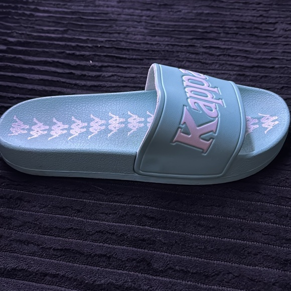 Unisex Kappa slides Size 38 comparable to a women’s 7 - Picture 2 of 4